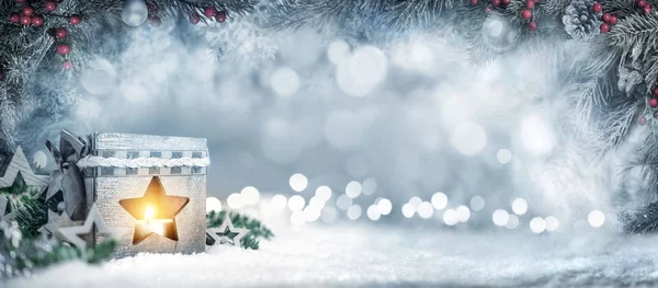 Jul bakgrund med lykta, fir grenar och bokeh lampor — Stockfoto
