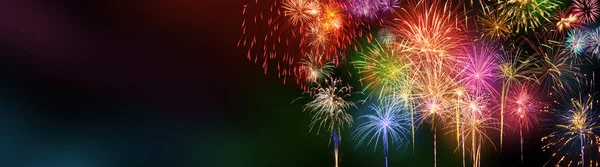 Színes tűzijáték széles sötét másolási hellyel — Stock Fotó