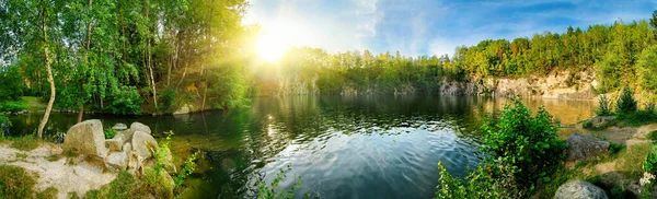 Панорамний Пейзажний Знімок Ідилічного Озера Оточенні Дерев Скель Сонцем Світиться — стокове фото