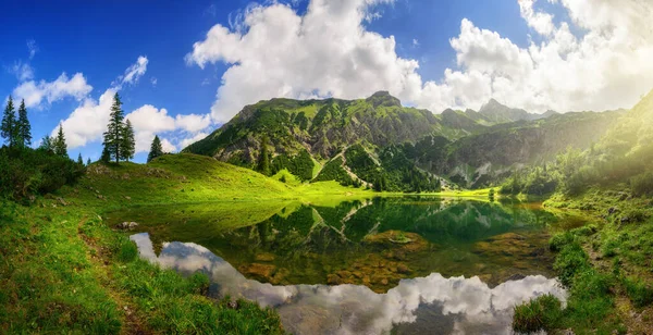 Hermoso Lago Rodeado Montañas Con Luz Del Sol Dramática Paisaje — Foto de Stock