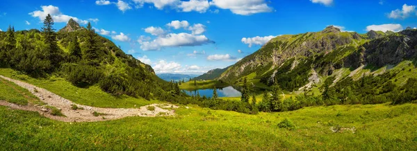 Nádherné Pohoří Obklopující Jezero Tmavě Modrou Slunnou Oblohou Zelenými Loukami — Stock fotografie