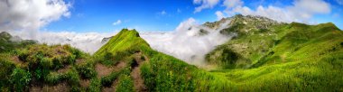Bavyera Alpleri ve mavi gökyüzü ve beyaz bulutlarla Nebelhorn Dağı 'nın ekstra geniş panoramik manzarası