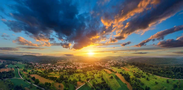 Panorama Aérien Vaste Paysage Avec Une Petite Ville Magnifique Coucher — Photo