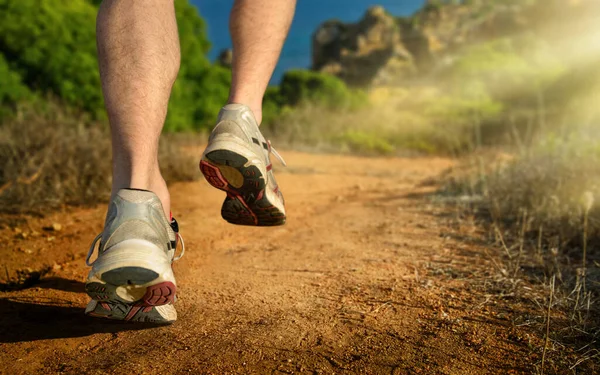 Running Outdoors Mountains Sea Dynamic Closeup Male Runner Feet Dirt — Stock Photo, Image