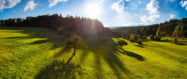 Panoramisch Luchtlandschap Ochtend Contrasterend Landschap Met Zon Aan Blauwe Hemel — Stockfoto