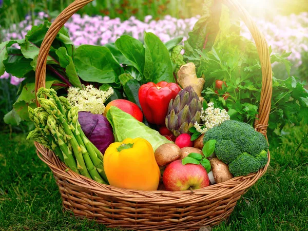 Buntes Und Appetitanregendes Gemüse Und Obst Einem Schönen Altmodischen Korb — Stockfoto