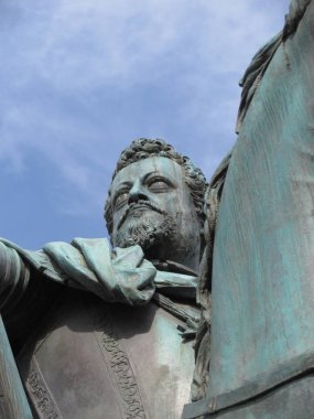 Ben Medici Ferdinand atlı heykeli parçası