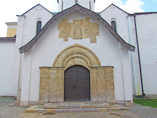 Entrée nord du temple Pokrovsky avec bas-reliefs sur la façade . — Photo