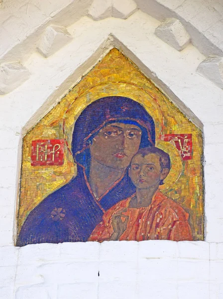 Mosaico con la imagen de la Virgen María con el Niño Jesús en la fachada oriental de la Iglesia de intercesión del Convento Marfo-Mariinsky — Foto de Stock
