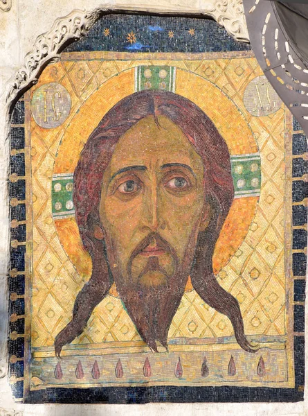 Mosaico com a imagem de Jesus Cristo sobre o portal ocidental da Igreja de Intercessão do Convento Marfo-Mariinsky — Fotografia de Stock