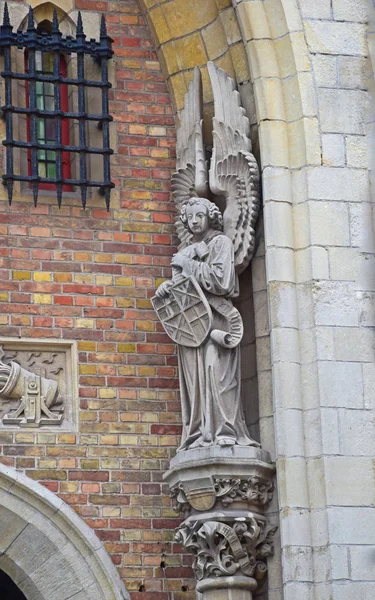 L'angelo destro in fondo alla porta dell'Ospedale di San Giovanni — Foto Stock