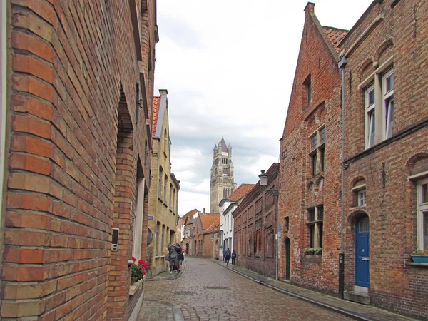 Kurtarıcı İsa Katedrali giden sokak