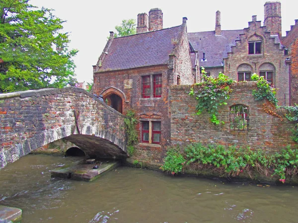 Bruges kanal üzerinde köprü