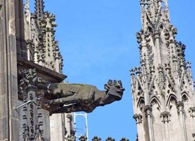 İnsan kafasına taç ile bir yaratık şeklinde canavar.