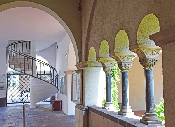 Colonnade et escalier en colimaçon dans l'église Notre-Dame du Capitole — Photo