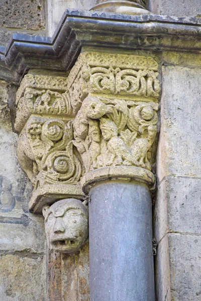 Capitolo della colonna di destra dell'ingresso al tempio — Foto Stock