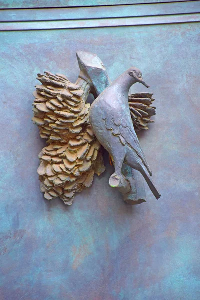 主门在 Minoritenkirche 上的鸟 — 图库照片