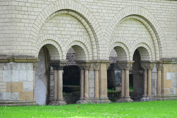 Colonnade kuzey tarafındaki St. Panteleimon Kilisesi
