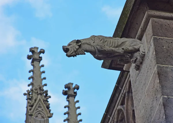 Gargoyle sırtlan şeklinde