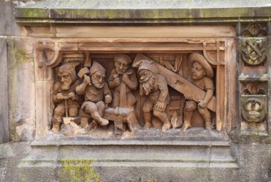 Yardım cüceleri marangozlar/Köln, Almanya, Ağustos 2017. Cüceler marangozlar rahatlama. Köln cüce çeşme parçası. Çeşme heykeltraşlar, baba ve oğul, tarafından Edmund ve Henry Renard 1899 yılında oluşturuldu.