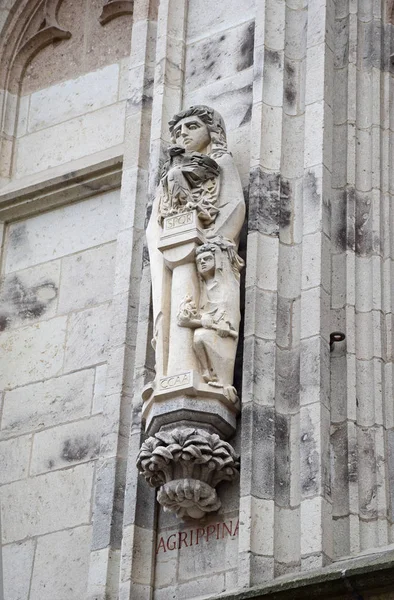 İmparatoriçe Genç Agrippina oğlu Nero/heykel Roma Empress Agrippina oğlu - geleceğin İmparatoru Nero ile birlikte Köln City Hall kule rakamdır. Köln, Almanya, Ağustos 2017