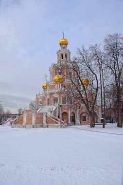 Fili olarak Virgin şefaat Kilisesi. Yan görünüm / Moskova, Aralık 2017. Şefaat Fili olarak kilise 1690-1694 erken Moskova Barok tarzında inşa edilmiştir. Tapınağın mimarı mimar Yakov Bukhvostov olduğunu