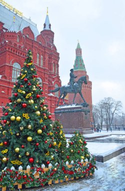 Rusya, Moskova, Aralık 2017. Marshal Zhukov'a yeni yıl için Moskova'da Kremlin yanındaki anıt.