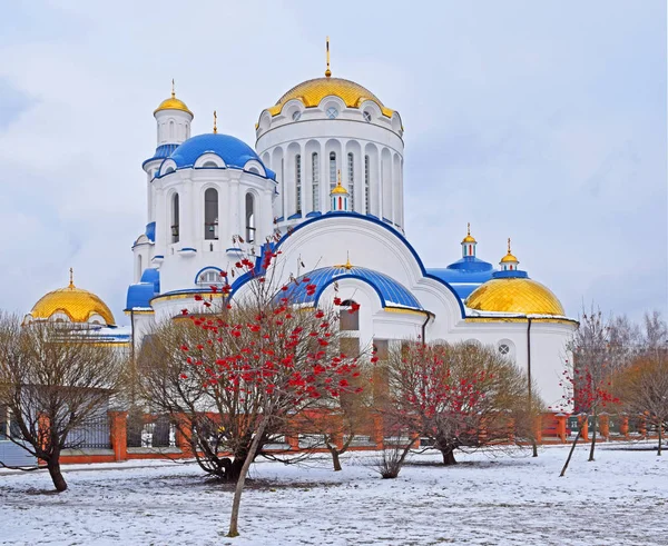 俄罗斯 莫斯科 2017年12月 红罗恩在所有莫斯科圣殿的东面入口前 寺庙在2003 2015 修造了以俄国拜占庭式的样式与古典主义的元素 建筑师维克多 Zakharov — 图库照片