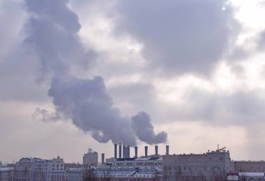 Moskova, Rusya, Şubat 2018. Büyük frosts sırasında, şehir Isıtma sistemi borulardan duman özellikle yoğun ve siyah