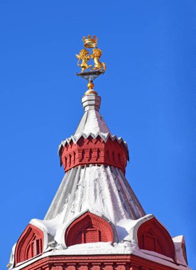 Moskova, Rusya, Şubat 2018. Aslan ve Unicorn, Çar Ivan korkunç zaman otokrasinin sembolleri olarak kullanıldı. Şimdi bu kol kırmızı meydanda tarihi müze kuleleri üzerinde.