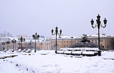 Moskova, Rusya, Şubat 2018. Manezhnaya Meydanı'nın çimleri, ara sokakları, bankları kalın bir kar tabakası ile kaplıdır..
