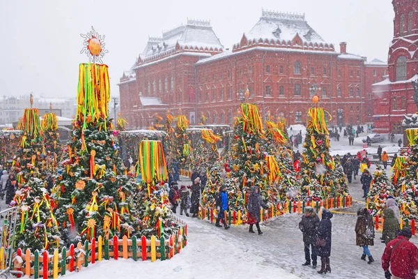 モスクワ ロシア 2月2018 歴史博物館とクレムリンの隣にあるマネージュ広場で Maslenitsa のお祝いの風景 霜と雪 — ストック写真