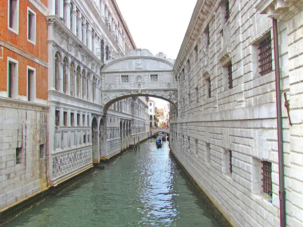 ため息橋は 1602 年にアントニオ コンティによって建てられ バロック様式で装飾されています ドゥカーレ宮殿の建物と刑務所の建物を結合します 2012 ヴェネツィア — ストック写真