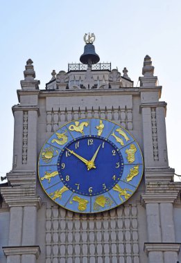 Moskova 'daki Yaroslavl istasyonu 1870 yılında mimar Fyodor Shechtel tarafından inşa edilmiştir. Bina modern elementlerle neo-Rus tarzında yapılmıştır. Rusya, Moskova, Kasım 2019