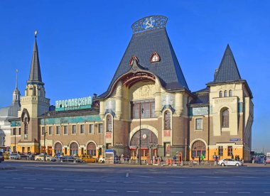 Moskova 'daki Yaroslavl istasyonu 1870 yılında mimar Fyodor Shechtel tarafından inşa edilmiştir. Bina modern elementlerle neo-Rus tarzında yapılmıştır. Rusya, Moskova, Kasım 2019