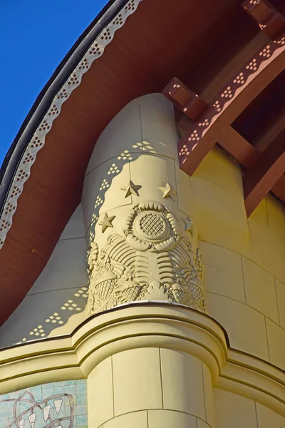 Moskova 'daki Yaroslavl istasyonu 1870 yılında mimar Fyodor Shechtel tarafından inşa edilmiştir. Bina modern elementlerle neo-Rus tarzında yapılmıştır. Rusya, Moskova, Kasım 2019