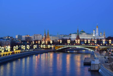 Moskova 'da akşam çekimleri İsa Katedrali ve Kremlin' in yanında. Rusya, Moskova, Ocak 2020.