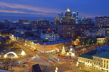 Moskova 'da akşam çekimleri İsa Katedrali ve Kremlin' in yanında. Rusya, Moskova, Ocak 2020.