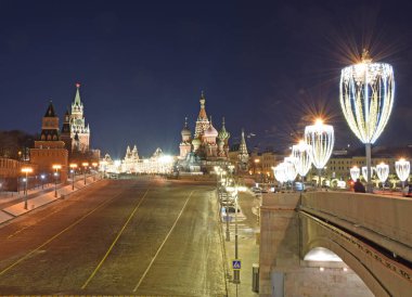 Moskova 'da akşam çekimleri İsa Katedrali ve Kremlin' in yanında. Rusya, Moskova, Ocak 2020.