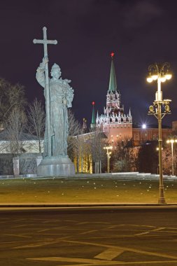 Kremlin yakınlarındaki Moskova merkez meydanlarından Borovitskaya 'daki Prens Vladimir anıtı. Rusya, Moskova, Şubat 2020
