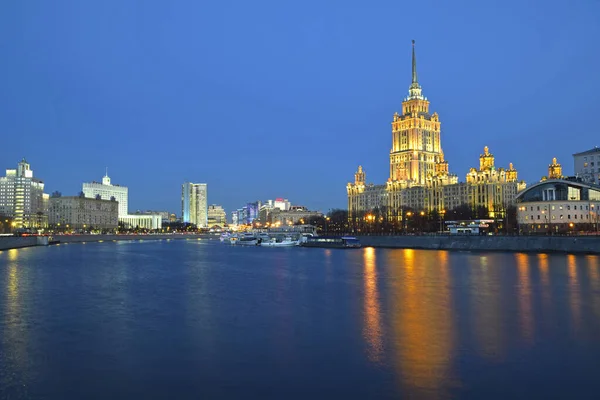 Akşamları Moskova Nehrinin Kıyısındaki Yüksek Binalar Rusya Moskova Şubat 2012 — Stok fotoğraf