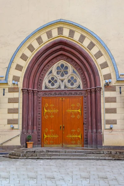 Peter ve Paul 'un Moskova' daki Kutsal Havariler Katedrali 1903-1905 yılları arasında William Valcot tarafından tasarlanan V. A. Kossov tarafından inşa edilmiştir. Rusya, Moskova, Şubat 2020