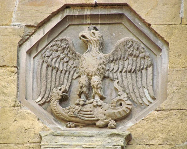 古代意大利国徽与鹰和龙是古代意大利贵族家族在佛罗伦萨巴盖洛城堡城墙上的众多国徽之一 意大利 佛罗伦萨 2014年8月 — 图库照片