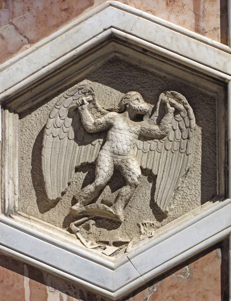 描述代达罗斯的浮雕被放置在佛罗伦萨圣玛丽亚 德尔菲奥雷大教堂的立面上作为装饰 意大利 佛罗伦萨 2012年8月 — 图库照片