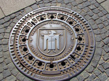 Münih 'te Marienplatz' da rögar kapağı. Almanya, Münih, Ağustos 2013