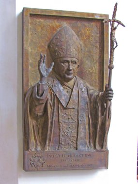 Daha önce piskopos olarak görev yaptığı Frauenkirche Kilisesi 'nde Papa 16. Benedikt için bir anıt plaket. Almanya, Münih, Ağustos 2013