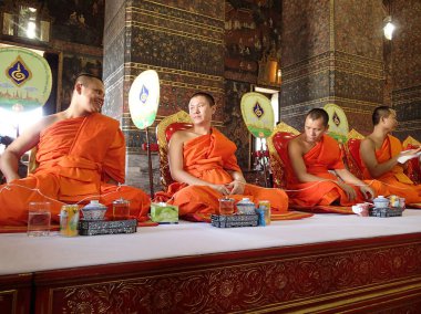 Rahipler de Budist tapınağı