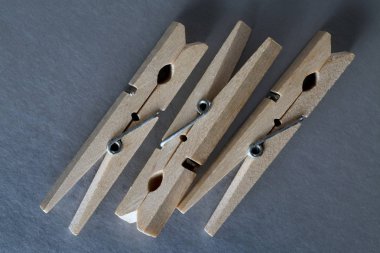 Gri bir arka plan üzerinde ahşap clothespins dönüştürün
