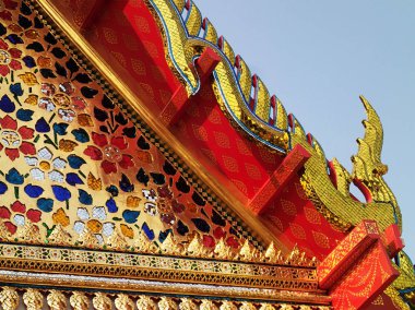 Budist tapınağının çatısında. 