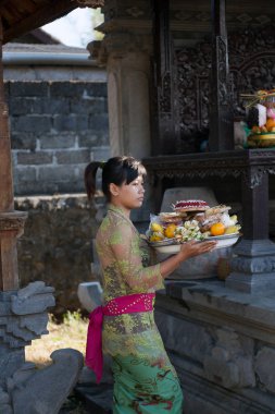 Bali, Endonezya - Ağustos 22,2012: bağış törende Balili kadın